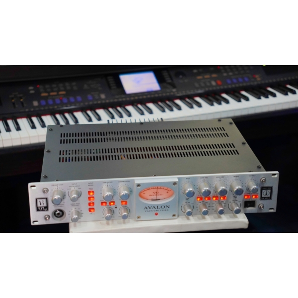 Avalon 737 likenew